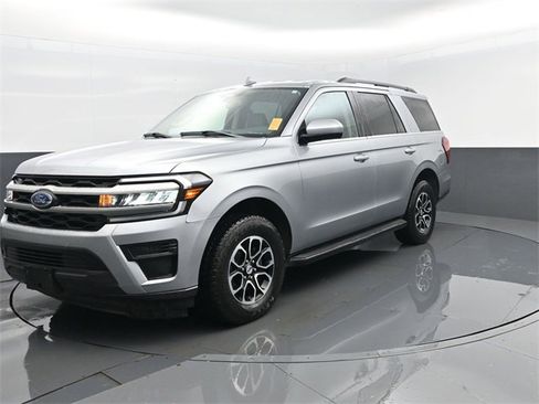 Used 2024 Ford Expedition XLT image 2