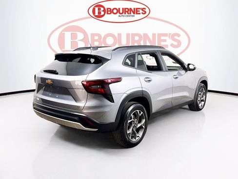 Used 2025 Chevrolet Trax LT w/ LT Convenience Package image 10