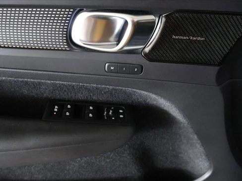Used 2021 Volvo XC40 T5 R-Design image 11