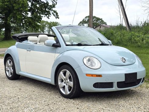 Used 2010 Volkswagen Beetle Final Edition FWD image 6