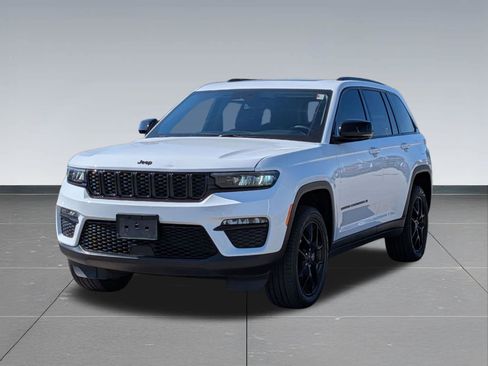 Used 2023 Jeep Grand Cherokee Limited w/ Black Appearance Package AWD/4WD image 9
