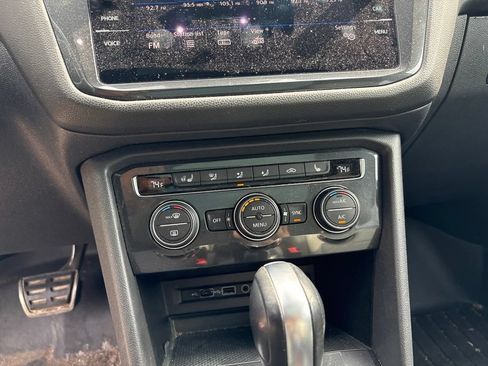 Used 2018 Volkswagen Tiguan SEL Premium w/ R-Line Package FWD image 18