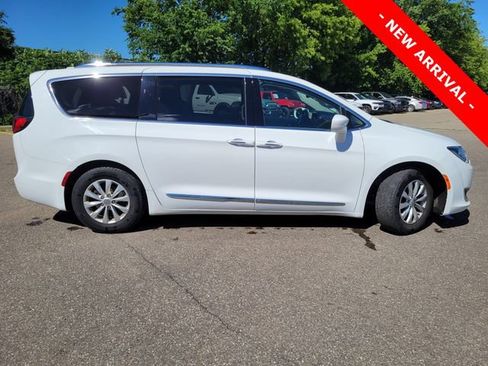 Used 2018 Chrysler Pacifica Touring-L Plus FWD image 2