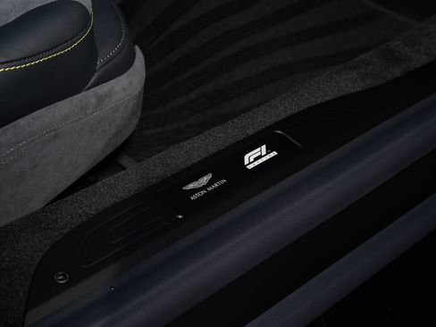 Used 2023 Aston Martin V8 Vantage Coupe RWD image 18