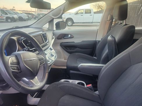 Used 2022 Chrysler Voyager LX image 18