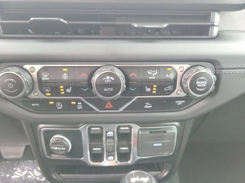 Used 2024 Jeep Wrangler Unlimited Sahara AWD/4WD image 36