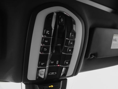 Certified 2023 Porsche Macan image 39