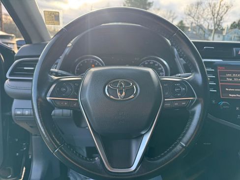 Used 2020 Toyota Camry XLE image 10