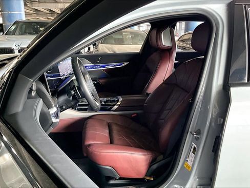 Used 2024 BMW 740i w/ Executive Package image 8