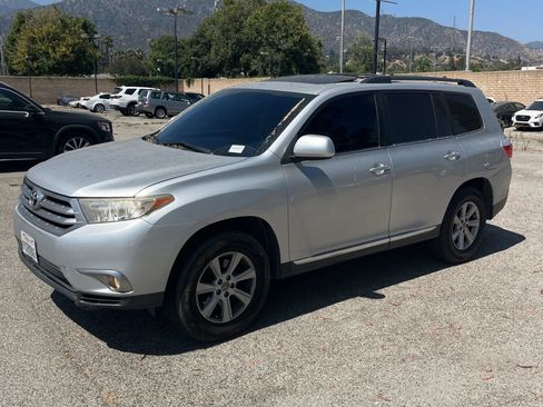 Used 2012 Toyota Highlander SE w/ Tow Pkg AWD/4WD image 1