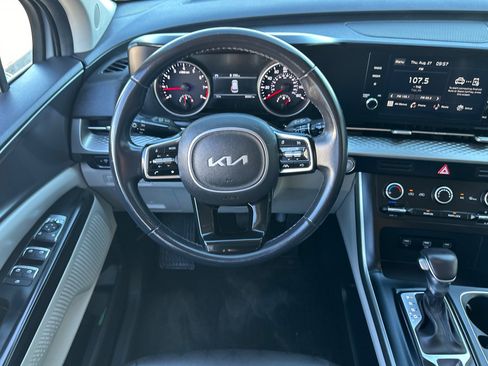 Used 2023 Kia Carnival LX FWD image 15