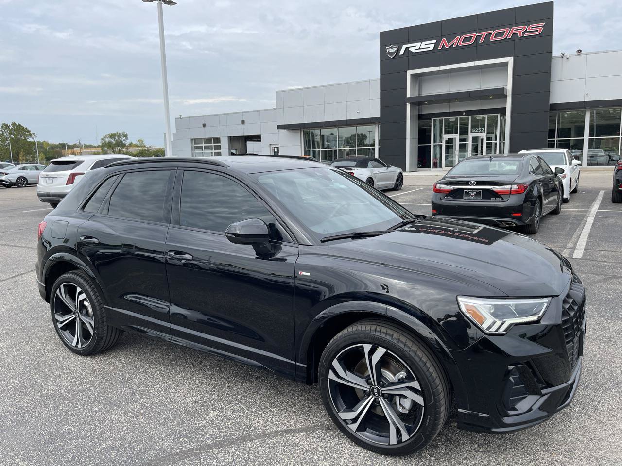 Used 2023 Audi Q3 2.0T Premium Plus w/ Premium Plus Package AWD/4WD image 2