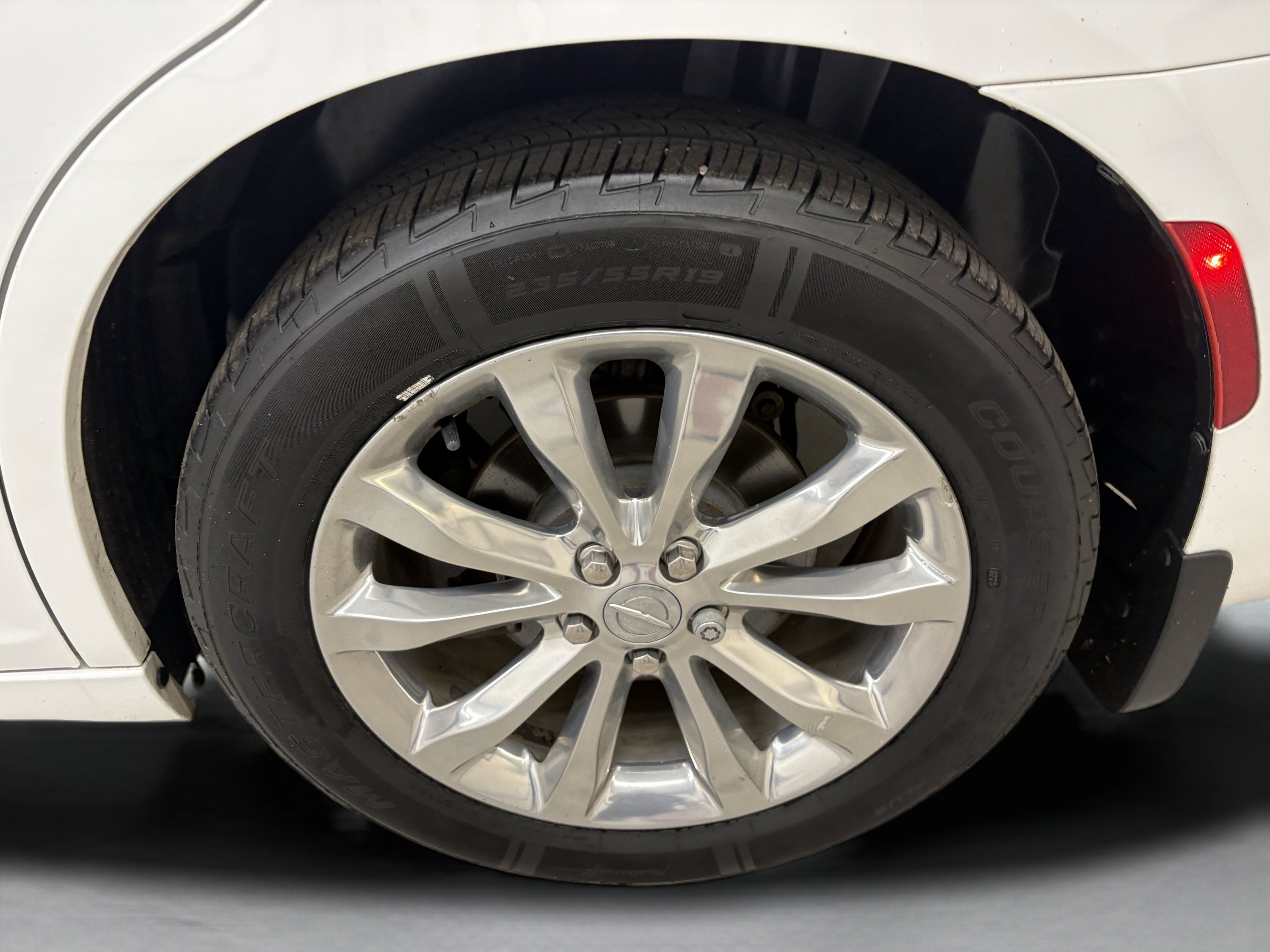 Used 2018 Chrysler 300 Limited AWD/4WD image 8