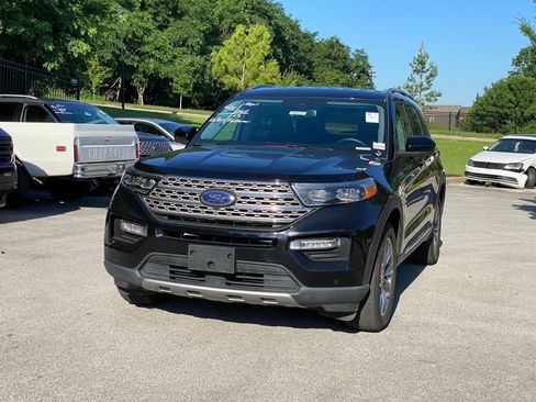 Used 2023 Ford Explorer Limited AWD/4WD image 3