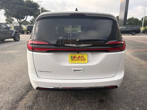 New 2026 Chrysler Pacifica Select FWD image 4
