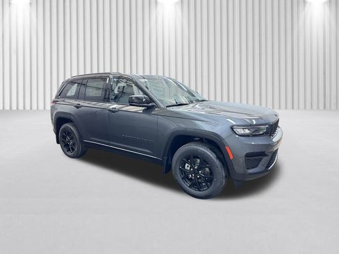 New 2025 Jeep Grand Cherokee Laredo image 2