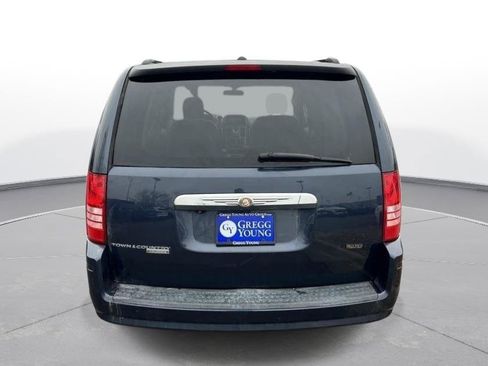 Used 2008 Chrysler Town & Country Touring image 5
