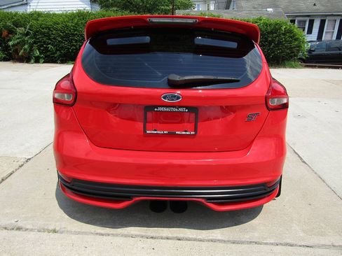 Used 2017 Ford Focus ST FWD image 4
