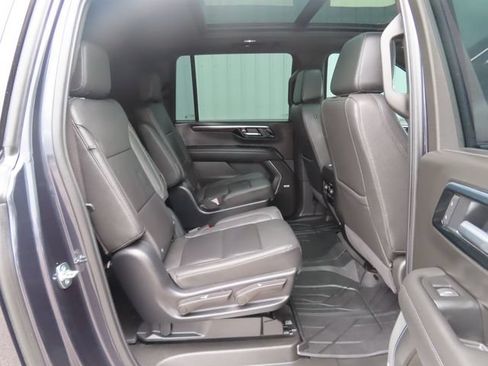 Used 2025 Chevrolet Suburban Z71 w/ Z71 Off-Road Package AWD/4WD image 30
