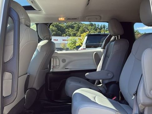 Used 2025 Toyota Sienna XLE AWD/4WD image 20