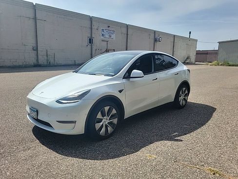 Used 2022 Tesla Model Y Long Range AWD/4WD image 23