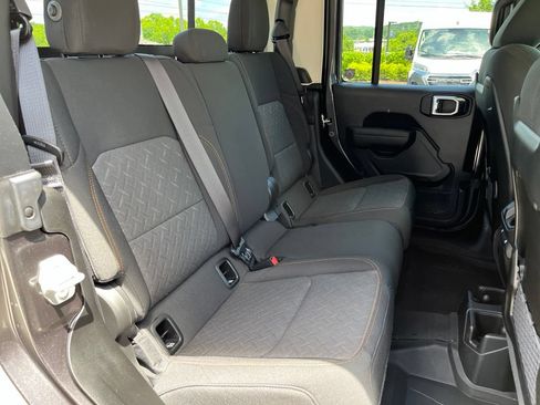 Used 2025 Jeep Gladiator Mojave AWD/4WD image 25