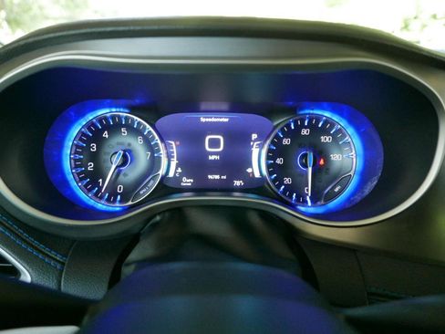 Used 2021 Chrysler Pacifica Touring-L FWD image 13