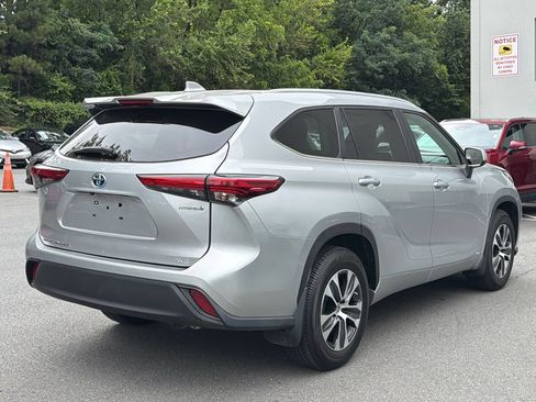 Used 2023 Toyota Highlander XLE AWD/4WD image 4