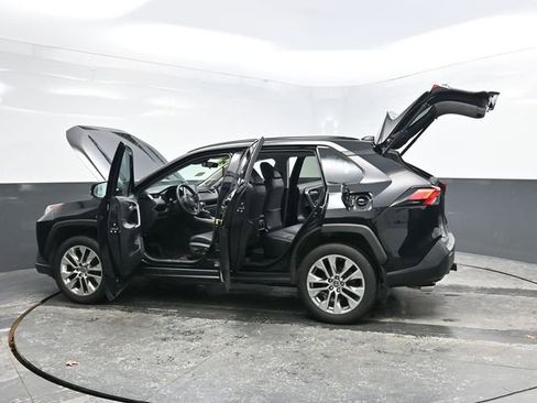 Used 2021 Toyota RAV4 XLE Premium image 38