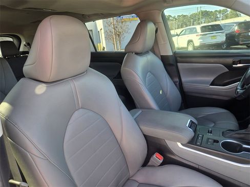 Used 2022 Toyota Highlander XLE image 23