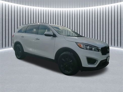 Used 2017 Kia Sorento LX w/ LX V6 Convenience Package image 2