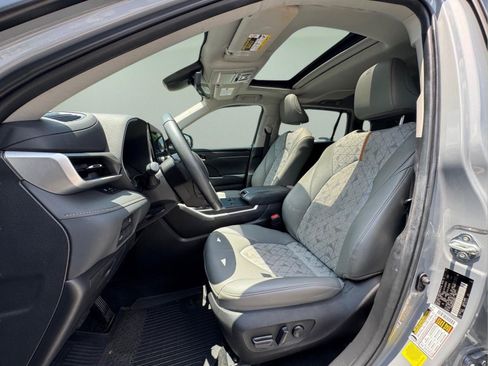 Used 2023 Toyota Highlander Bronze Edition FWD image 20