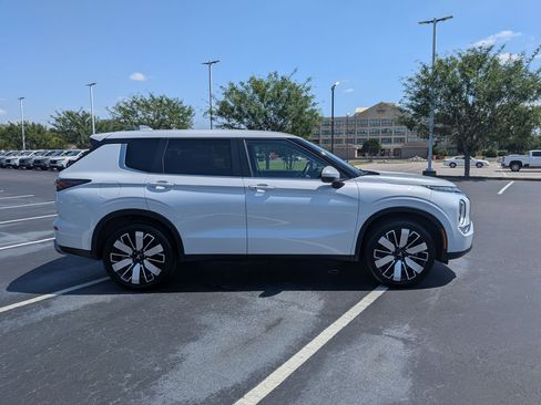 Used 2025 Mitsubishi Outlander SE FWD image 2