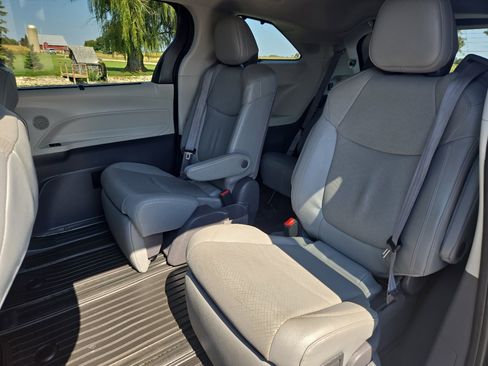 Used 2021 Toyota Sienna Limited image 15