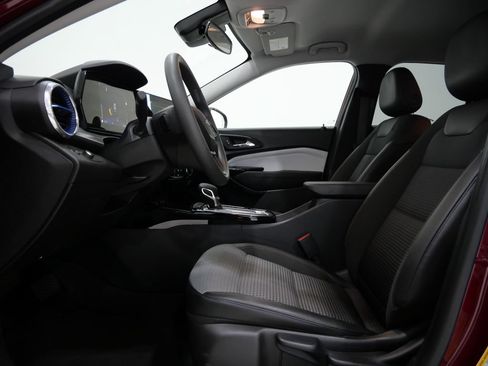 Used 2025 Chevrolet Trax LT FWD image 12