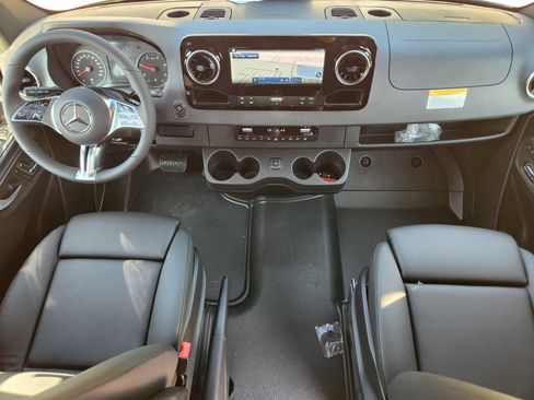 Used 2025 Mercedes-Benz Sprinter 2500 image 2