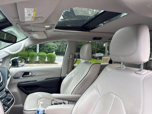 Used 2019 Chrysler Pacifica Limited w/ Advanced Safetytec Group FWD image 11