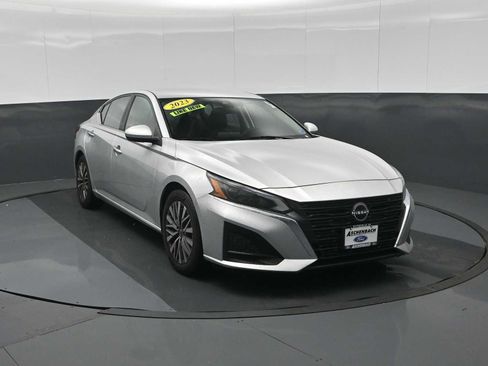 Used 2023 Nissan Altima 2.5 SV FWD image 2