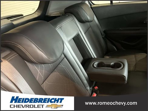 Used 2021 Chevrolet Trax LT w/ LT Convenience Package AWD/4WD image 32