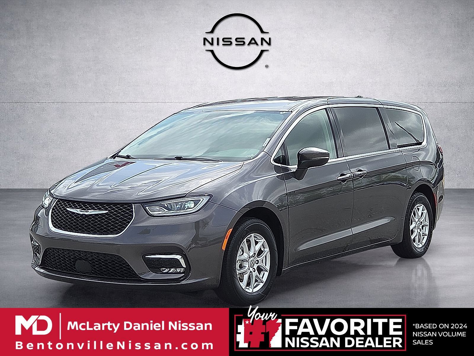 Used 2023 Chrysler Pacifica Touring-L FWD image 2