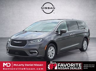 Used 2023 Chrysler Pacifica Touring-L FWD video 2