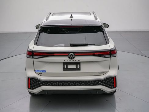 Used 2025 Volkswagen Tiguan SE R-Line AWD/4WD image 5
