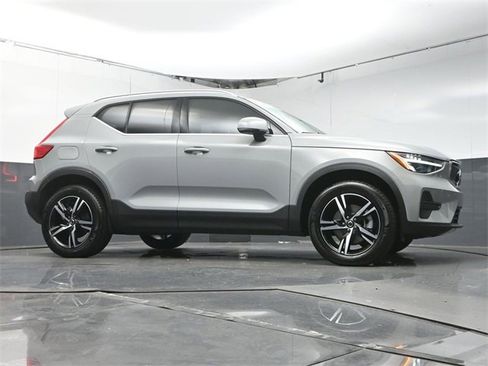 Used 2025 Volvo XC40 B5 Core image 33