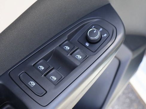 Certified 2025 Volkswagen Taos SE image 11