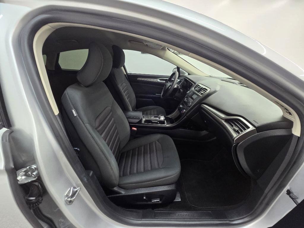 Used 2018 Ford Fusion SE FWD image 18