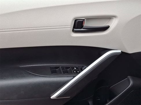 Used 2022 Toyota Corolla Cross LE image 10