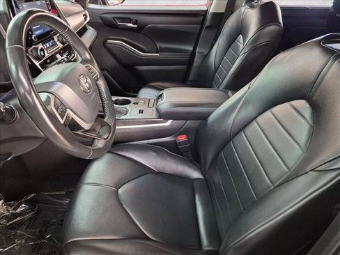 Used 2022 Toyota Highlander XLE FWD image 22