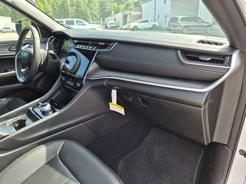 Used 2025 Jeep Grand Cherokee Limited AWD/4WD image 33