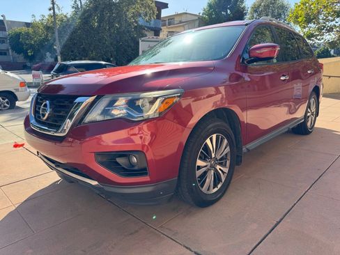 Used 2017 Nissan Pathfinder SV FWD image 2
