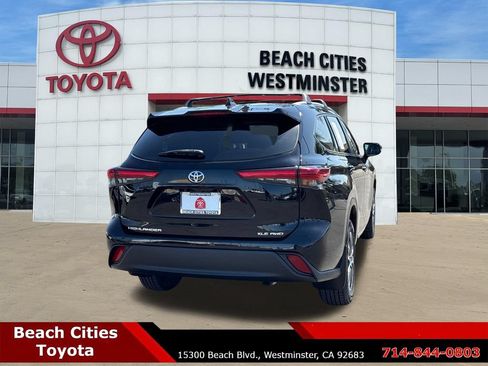 Used 2023 Toyota Highlander XLE AWD/4WD image 11
